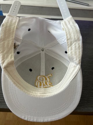 Gorra béisbol blanca con logo dorado Leer bien!!