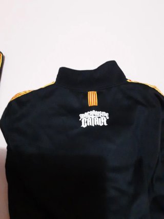 Chándal negro con tira senyera T.M