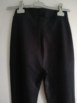 Pantalón negro acampanado