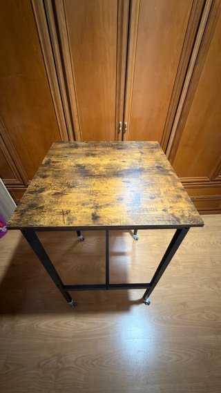 Mesa de madera con ruedas