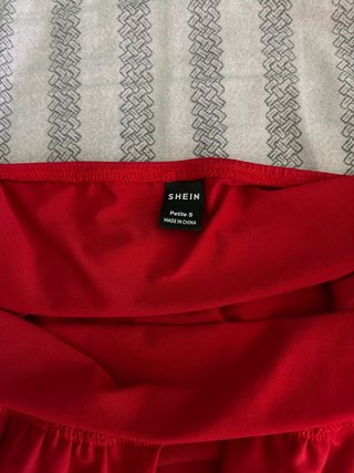Vestito rosso con scollo all'americana