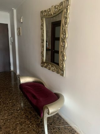 Sillón y espejo decorativo