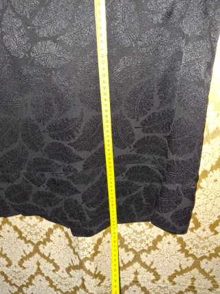 Falda negra con estampado floral