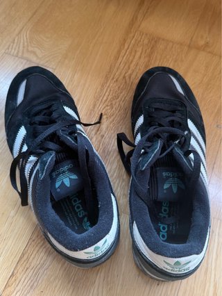 Zapatillas Adidas Negras y Blancas