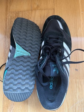 Zapatillas Adidas Negras y Blancas
