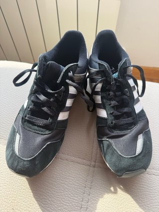 Zapatillas Adidas Negras y Blancas