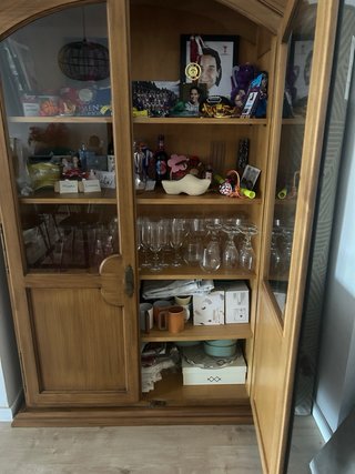 Alacena de madera con puertas de cristal