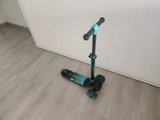 Patinete FASCOL azul con luces en ruedas
