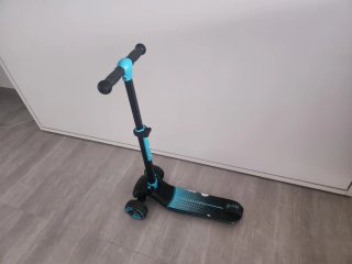 Patinete FASCOL azul con luces en ruedas