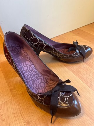 Zapatos pielde p salón Wonders marrones con estamp