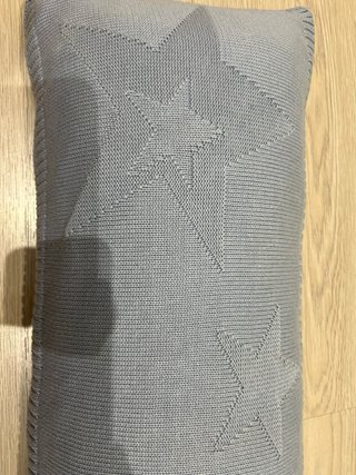 Cojín largo azul con estrellas
