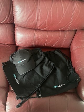 2 Mochilas y 1 Gorra ONE HIRING