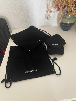 2 Mochilas y 1 Gorra ONE HIRING