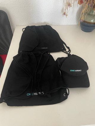 2 Mochilas y 1 Gorra ONE HIRING
