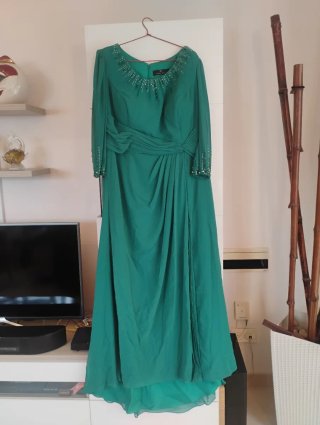 Vestido de fiesta verde con pedrería
