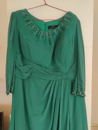 Vestido de fiesta verde con pedrería