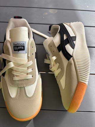 Zapatillas deportivas beige, naranja y negro