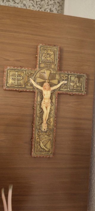 Crucifijo de madera con figuras religiosas