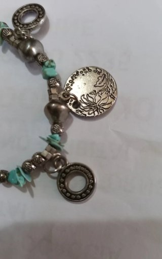 Bracciale con ciondoli e pietre turchesi