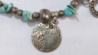 Bracciale con ciondoli e pietre turchesi