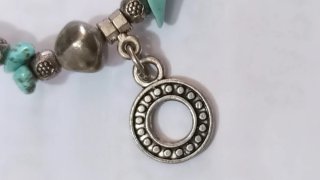 Bracciale con ciondoli e pietre turchesi