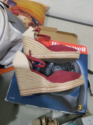 Sandalias cuña Oysho beige y rojo