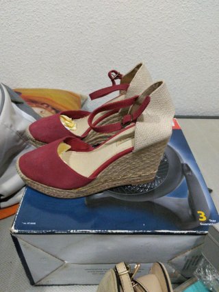 Sandalias cuña Oysho beige y rojo