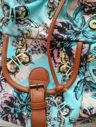 Mochila bolso estampado floral y mariposas