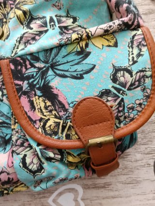 Mochila bolso estampado floral y mariposas
