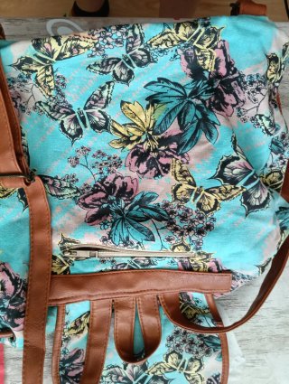 Mochila bolso estampado floral y mariposas