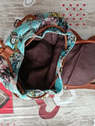 Mochila bolso estampado floral y mariposas