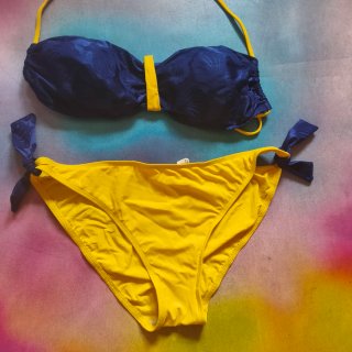 Bikini azul y amarillo