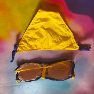 Bikini azul y amarillo