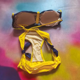 Bikini azul y amarillo