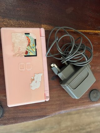 Nintendo DS Rosa con restos de pegatinas
