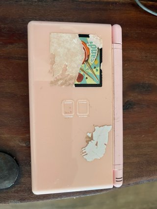 Nintendo DS Rosa con restos de pegatinas