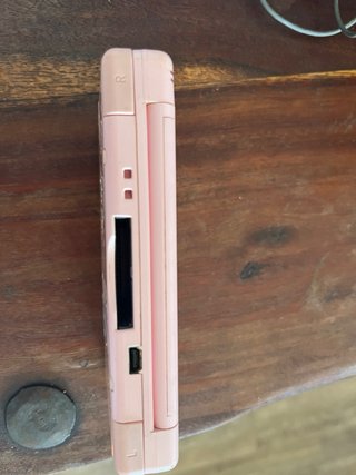 Nintendo DS Rosa con restos de pegatinas