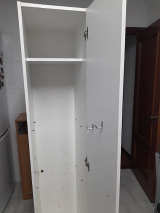 Escobero blanco de madera 75×38×102