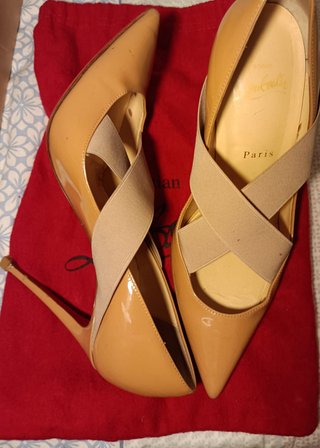Christian Louboutin Talla 39 Charol Nude