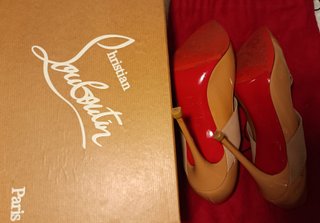 Christian Louboutin Talla 39 Charol Nude