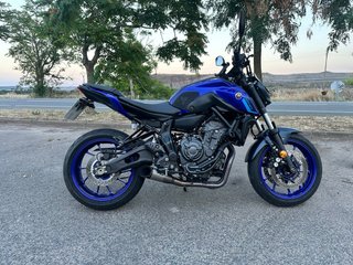 Yamaha MT-07 Naked Azul y Negra