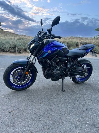 Yamaha MT-07 Naked Azul y Negra