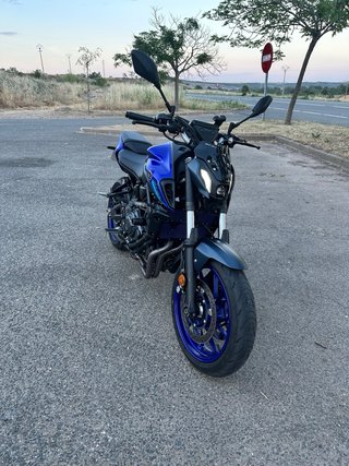 Yamaha MT-07 Naked Azul y Negra