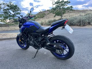 Yamaha MT-07 Naked Azul y Negra