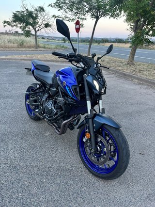 Yamaha MT-07 Naked Azul y Negra