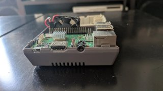 Raspberry Pi 3 Model B+ en carcasa NES + ventilado