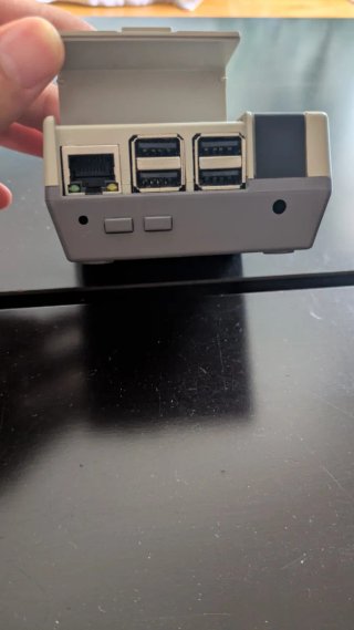 Raspberry Pi 3 Model B+ en carcasa NES + ventilado