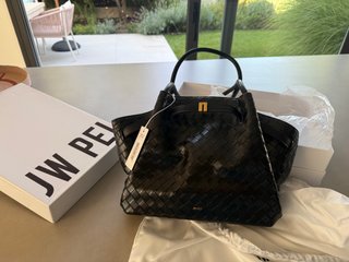 JW PEI Bolso tote mediano modelo Hana de JW PEI