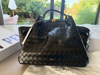 JW PEI Bolso tote mediano modelo Hana de JW PEI