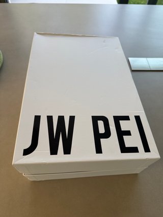 JW PEI Bolso tote mediano modelo Hana de JW PEI